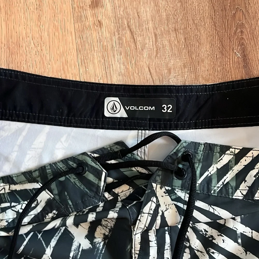 Volcom Trunks - Picture 2 of 3